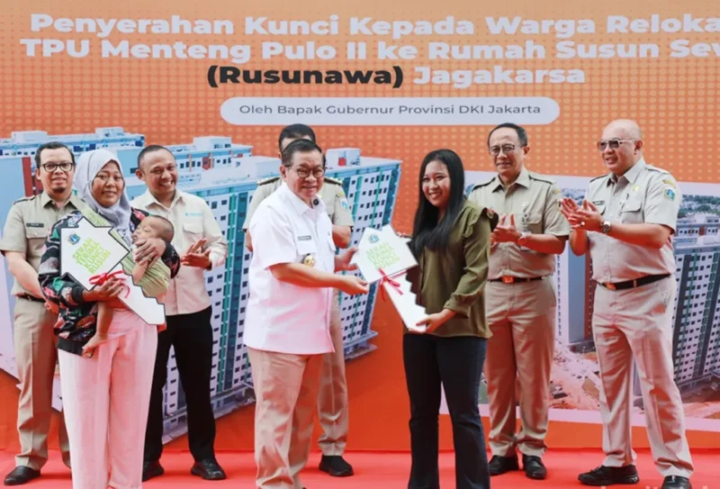 Gubernur Pramono Anung menyerahkan kunci hunian kepada warga relokasi TPU Menteng Pulo II di Rusun Jagakarsa. (Posnews/Kominfo)