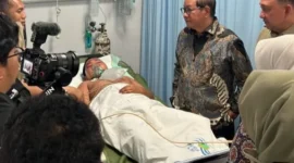 Gubernur Pramono Anung menjenguk korban kecelakaan mobil MBG di RSUD Koja. (Posnews/Ist)
