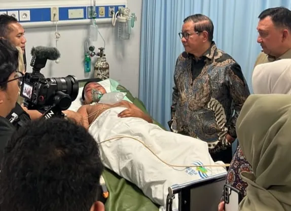 Gubernur Pramono Anung menjenguk korban kecelakaan mobil MBG di RSUD Koja. (Posnews/Ist)