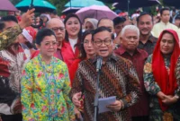 Gubernur Pramono Anung membuka Christmas Carol Colossal di Bundaran HI Jakarta. (Posnews/Kominfo)
