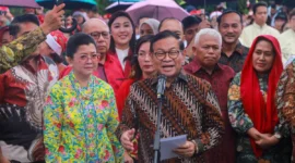 Gubernur Pramono Anung membuka Christmas Carol Colossal di Bundaran HI Jakarta. (Posnews/Kominfo)