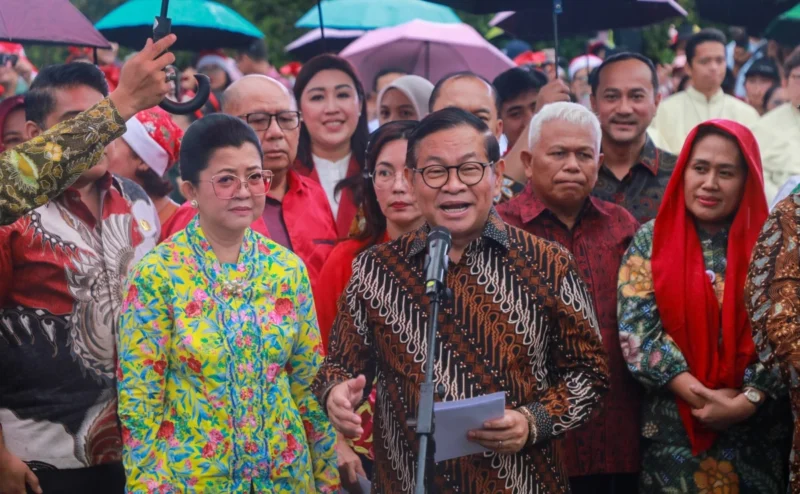 Gubernur Pramono Anung membuka Christmas Carol Colossal di Bundaran HI Jakarta. (Posnews/Kominfo)