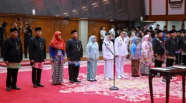 Gubernur DKI Jakarta Pramono Anung melantik 11 pejabat pimpinan tinggi Pemprov DKI termasuk Iin Mutmainah sebagai Wali Kota Jakarta Barat di Balai Kota Jakarta. (Posnews/Humas)