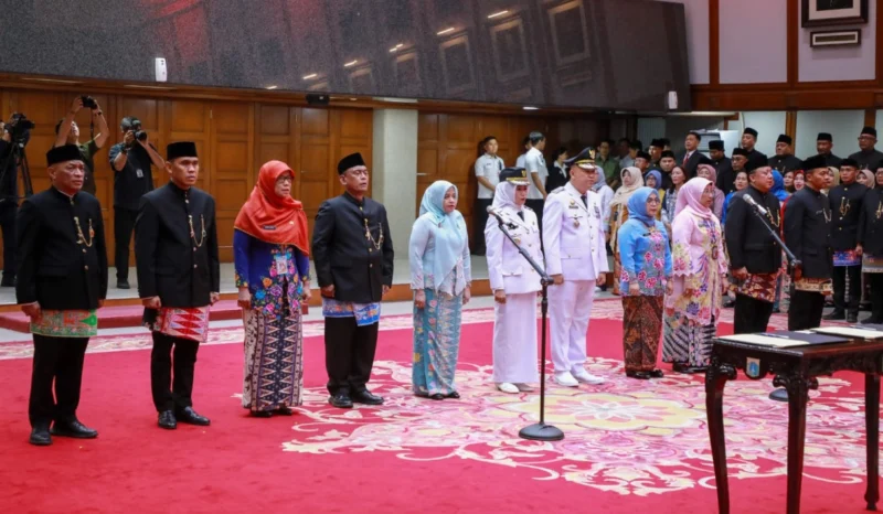 Gubernur DKI Jakarta Pramono Anung melantik 11 pejabat pimpinan tinggi Pemprov DKI termasuk Iin Mutmainah sebagai Wali Kota Jakarta Barat di Balai Kota Jakarta. (Posnews/Humas)