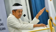 Gubernur Jawa Barat Dedi Mulyadi menyampaikan pernyataan terkait buronan kasus dugaan penyiksaan wanita di Bandung dan menawarkan hadiah Rp250 juta bagi informasi yang membantu penangkapan pelaku.
(Posnews/NET)
