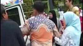 Guru sekolah saat mengankan sopir dari dalam mobil MBG. (Posnews/Ist)