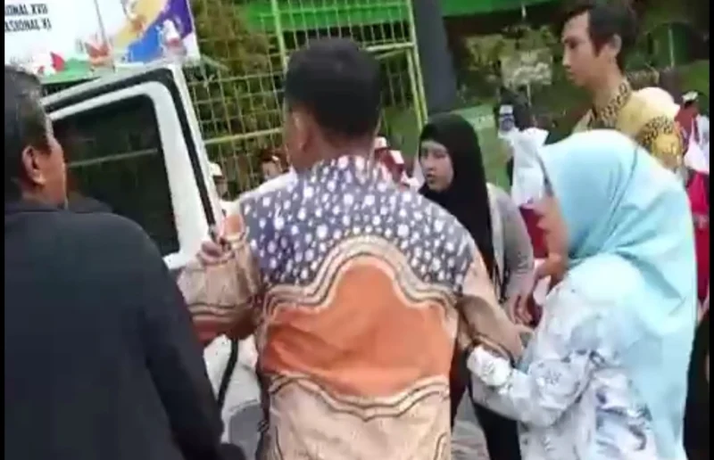 Guru sekolah saat mengankan sopir dari dalam mobil MBG. (Posnews/Ist)