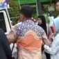 Guru sekolah saat mengankan sopir dari dalam mobil MBG. (Posnews/Ist)