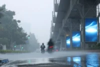 Ilustrasi, Hujan mengguyur kawasan Jakarta saat BMKG memprediksi cuaca basah disertai potensi petir di wilayah Jabodetabek, Selasa 3 Februari 2026.(Posnews/Kominfo)