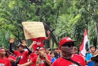 Aksi damai Solidaritas Nelayan Indonesia (SNI) di kawasan Istana Negara menuntut kebijakan perikanan pro nelayan dan kesejahteraan nelayan Indonesia. (Posnews/MR)