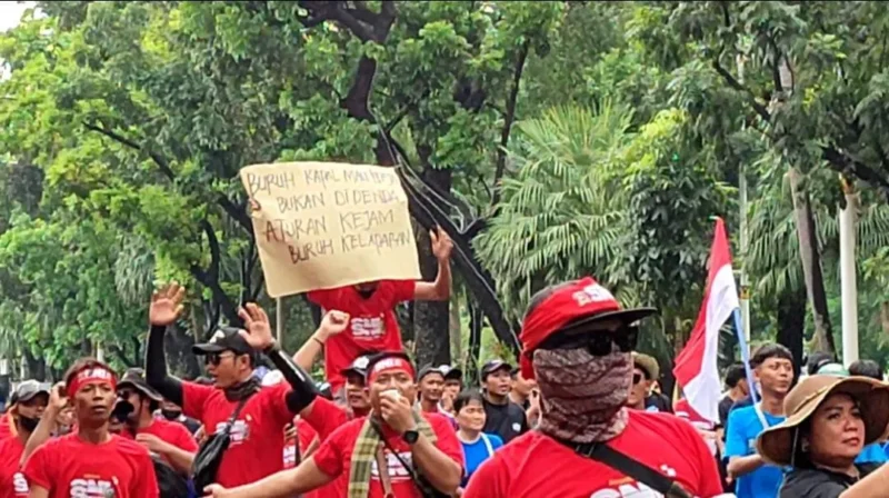 Aksi damai Solidaritas Nelayan Indonesia (SNI) di kawasan Istana Negara menuntut kebijakan perikanan pro nelayan dan kesejahteraan nelayan Indonesia. (Posnews/MR)