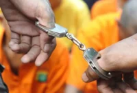 Ilustrasi pelaku di borgol. (Posnews/iStock)