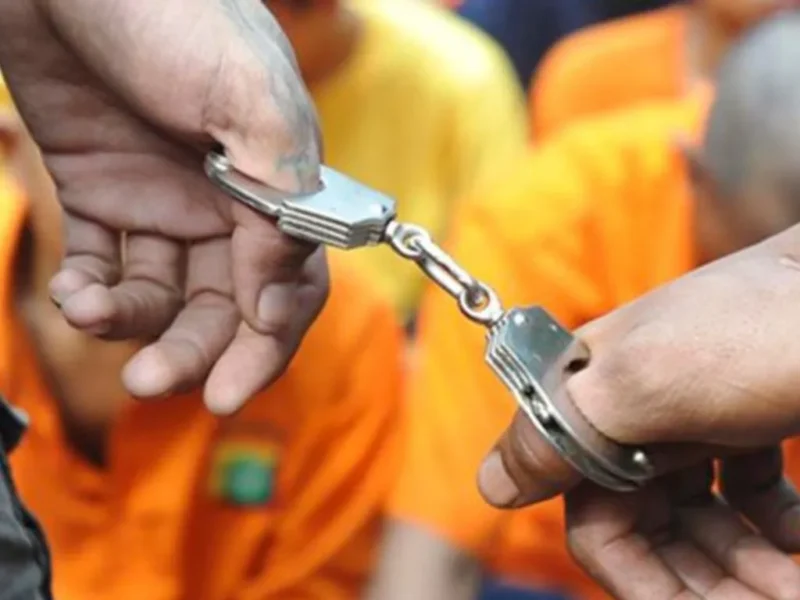 Ilustrasi pelaku di borgol. (Posnews/iStock)