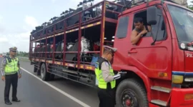 Ilustrasi, Truk sumbu tiga. (Posnews/Hutama Karya)