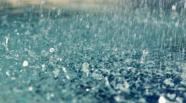 Ilustrasi, hujan deras mengguyur kawasan Jabodetabek disertai awan gelap, warga melintas di jalan basah sambil membawa payung. (Posnews/Net)