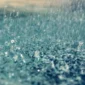 Ilustrasi, hujan deras mengguyur kawasan Jabodetabek disertai awan gelap, warga melintas di jalan basah sambil membawa payung. (Posnews/Net)
