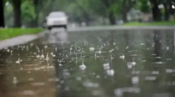 Langit mendung dan hujan ringan mengguyur wilayah Jakarta dengan kondisi jalan basah dan aktivitas warga tetap berjalan. (Posnews/Ist)