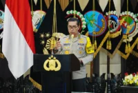 Irwasum Polri Komjen Wahyu Widada menyampaikan rilis akhir tahun Polri 2025 di Gedung Rupatama Mabes Polri terkait pemecatan 689 personel dan ribuan sanksi disiplin. (Posnews/Ist)