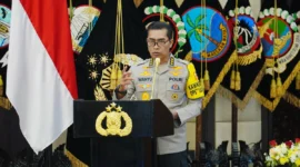 Irwasum Polri Komjen Wahyu Widada menyampaikan rilis akhir tahun Polri 2025 di Gedung Rupatama Mabes Polri terkait pemecatan 689 personel dan ribuan sanksi disiplin. (Posnews/Ist)