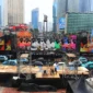 Suasana panggung hiburan malam Tahun Baru 2026 di kawasan Sudirman–Thamrin, Jakarta, dengan keramaian warga dan lampu kota menyala meriah. (Posnews/Net)