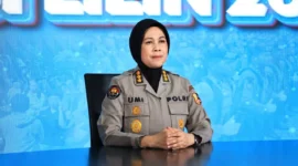 Juru Bicara Operasi Lilin 2025 Kombes Pol Umi Fadilah Astutik menyampaikan update arus lalu lintas dan keamanan Nataru di Mabes Polri. (Posnews/Ist)