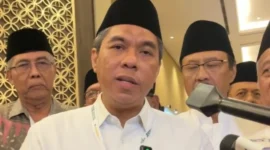 KH Zulfa Mustofa saat ditetapkan sebagai Pj Ketua Umum PBNU dalam Rapat Pleno di Hotel Sultan Jakarta. (Posnews/Ist)
