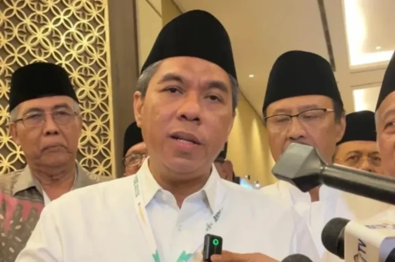 KH Zulfa Mustofa saat ditetapkan sebagai Pj Ketua Umum PBNU dalam Rapat Pleno di Hotel Sultan Jakarta. (Posnews/Ist)
