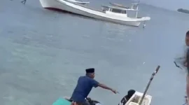 Proses evakuasi korban kecelakaan KLM Fitri Jaya yang terbalik di perairan Pulau Sarappo, Pangkep, Sulawesi Selatan. (Posnews/Ist)