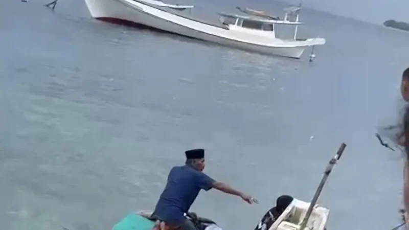 Proses evakuasi korban kecelakaan KLM Fitri Jaya yang terbalik di perairan Pulau Sarappo, Pangkep, Sulawesi Selatan. (Posnews/Ist)