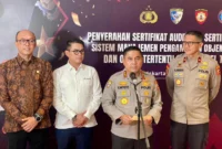 Kabaharkam Polri Komjen Pol Karyoto menyerahkan sertifikat audit sistem pengamanan objek vital nasional kepada perwakilan BUMN di Gedung Auditorium PT PLN Persero, Jakarta. (Posnews/PMJ)