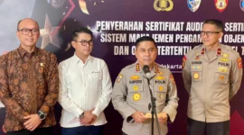 Kabaharkam Polri Komjen Pol Karyoto menyerahkan sertifikat audit sistem pengamanan objek vital nasional kepada perwakilan BUMN di Gedung Auditorium PT PLN Persero, Jakarta. (Posnews/PMJ)
