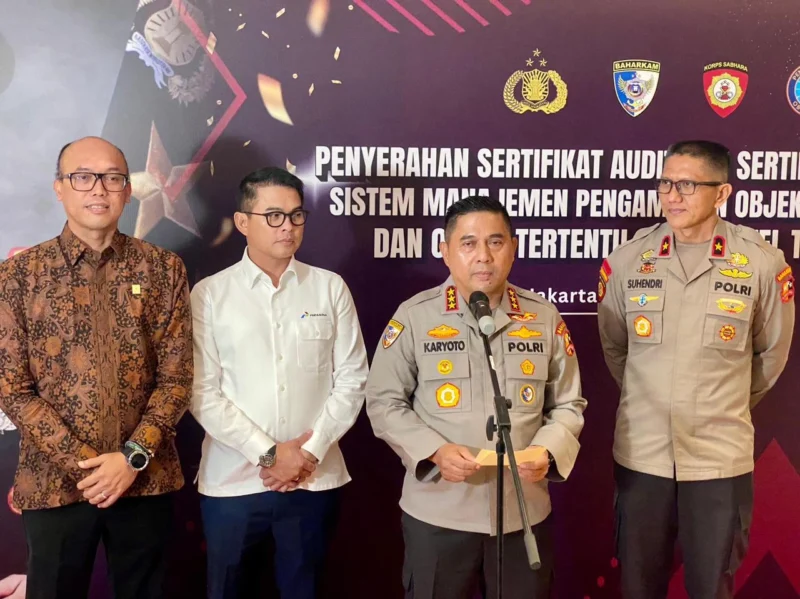 Kabaharkam Polri Komjen Pol Karyoto menyerahkan sertifikat audit sistem pengamanan objek vital nasional kepada perwakilan BUMN di Gedung Auditorium PT PLN Persero, Jakarta. (Posnews/PMJ)
