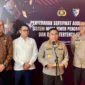 Kabaharkam Polri Komjen Pol Karyoto menyerahkan sertifikat audit sistem pengamanan objek vital nasional kepada perwakilan BUMN di Gedung Auditorium PT PLN Persero, Jakarta. (Posnews/PMJ)
