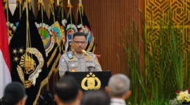 Kakorlantas Polri Irjen Pol Agus Suryonugroho menyampaikan rilis akhir tahun terkait efektivitas tilang elektronik e-TLE di Mabes Polri, Jakarta.
(Posnews/Ist)