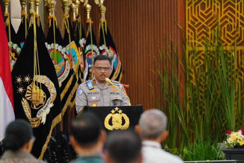 Kakorlantas Polri Irjen Pol Agus Suryonugroho menyampaikan rilis akhir tahun terkait efektivitas tilang elektronik e-TLE di Mabes Polri, Jakarta.
(Posnews/Ist)