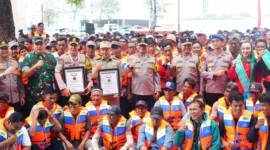 Kapolda Metro Jaya Irjen Pol Asep Edi Suheri memimpin Apel Besar Nelayan Kamtibmas Kepulauan Seribu di Pulau Pramuka Jakarta Utara dan menyerahkan bantuan life jacket kepada nelayan. Posnews/Ist)