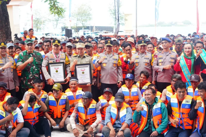 Kapolda Metro Jaya Irjen Pol Asep Edi Suheri memimpin Apel Besar Nelayan Kamtibmas Kepulauan Seribu di Pulau Pramuka Jakarta Utara dan menyerahkan bantuan life jacket kepada nelayan. Posnews/Ist)