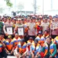 Kapolda Metro Jaya Irjen Pol Asep Edi Suheri memimpin Apel Besar Nelayan Kamtibmas Kepulauan Seribu di Pulau Pramuka Jakarta Utara dan menyerahkan bantuan life jacket kepada nelayan. Posnews/Ist)