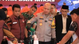 Kapolda Banten Irjen Hengki menunjukkan barang bukti narkoba hasil pengungkapan 805 kasus sepanjang tahun 2025. (Posnews/Ist)