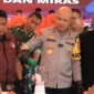 Kapolda Banten Irjen Hengki menunjukkan barang bukti narkoba hasil pengungkapan 805 kasus sepanjang tahun 2025. (Posnews/Ist)