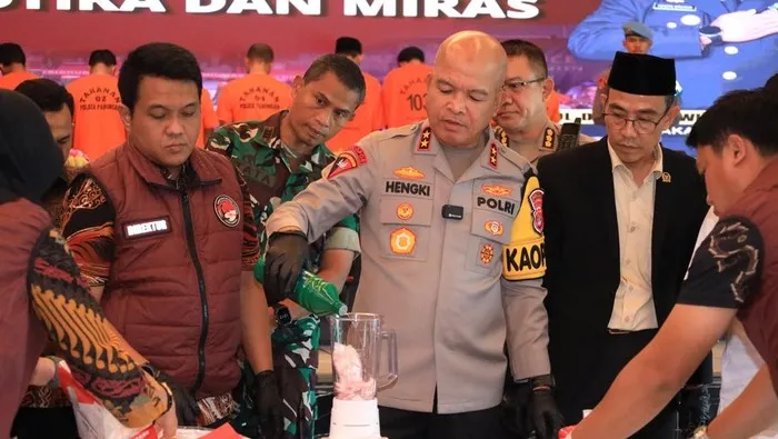 Kapolda Banten Irjen Hengki menunjukkan barang bukti narkoba hasil pengungkapan 805 kasus sepanjang tahun 2025. (Posnews/Ist)