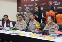 Kapolres Metro Jakarta Barat Kombes Pol Twedy Bennyahdi saat merilis penangkapan pasutri kurir 19 kg sabu. (Posnews/Ist)