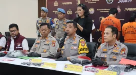 Kapolres Metro Jakarta Barat Kombes Pol Twedy Bennyahdi saat merilis penangkapan pasutri kurir 19 kg sabu. (Posnews/Ist)