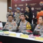 Kapolres Metro Jakarta Barat Kombes Pol Twedy Bennyahdi saat merilis penangkapan pasutri kurir 19 kg sabu. (Posnews/Ist)
