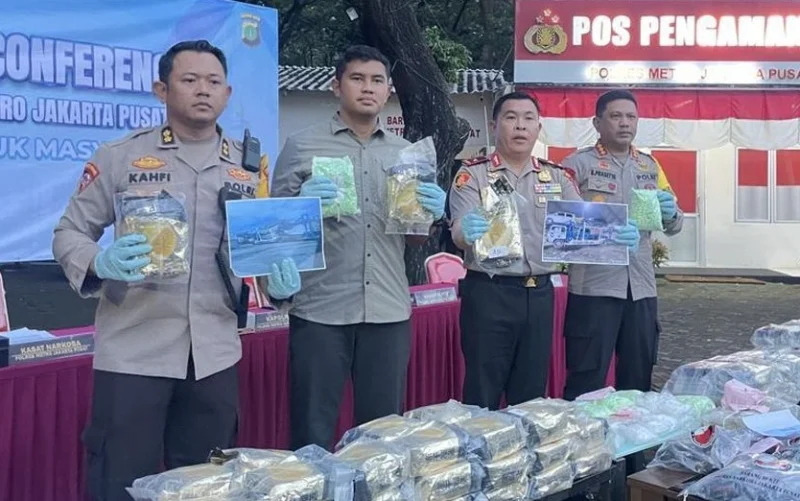 Polisi menunjukkan barang bukti sabu seberat 100 kilogram hasil penangkapan dua kurir narkoba jaringan Sumatera–Jakarta jelang malam Tahun Baru di Jakarta Pusat. Posnews/Ist)