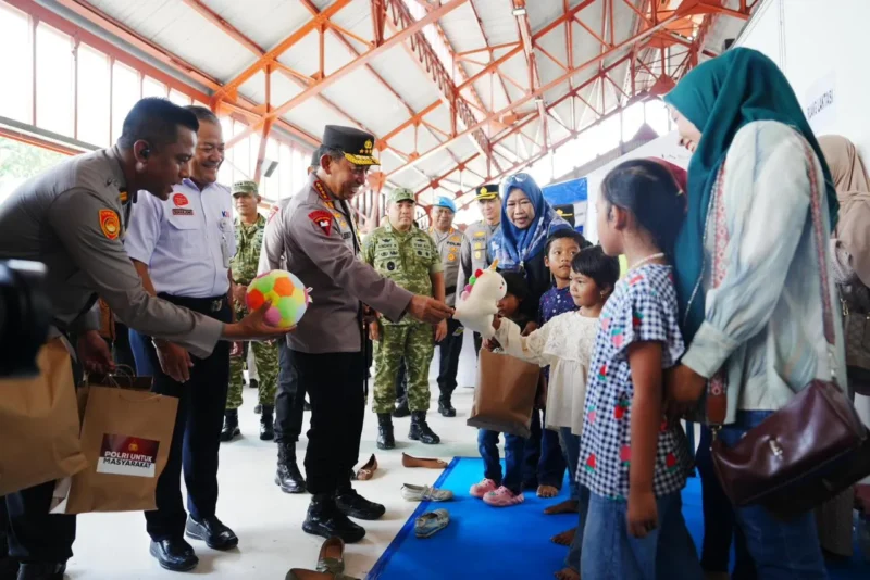 Kapolri Jenderal Listyo Sigit Prabowo meninjau kesiapan pengamanan dan pelayanan Natal 2025 serta Tahun Baru 2026 di Stasiun Semarang Tawang, Jawa Tengah. (Posnews/Ist)