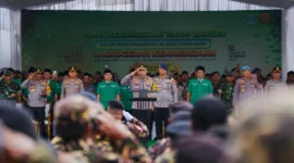 Kapolri Jenderal Listyo Sigit Prabowo memimpin Apel Kebangsaan Banser di Cirebon dalam rangka pengamanan Natal 2025 dan Tahun Baru 2026. (Posnews/Ist)