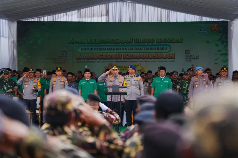 Kapolri Jenderal Listyo Sigit Prabowo memimpin Apel Kebangsaan Banser di Cirebon dalam rangka pengamanan Natal 2025 dan Tahun Baru 2026. (Posnews/Ist)