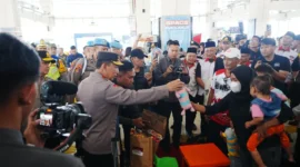 Kapolri Jenderal Pol Listyo Sigit Prabowo meninjau Stasiun Pasar Senen dan Terminal Pulo Gebang untuk memastikan kesiapsiagaan pengamanan dan keselamatan penumpang selama libur Natal 2025 dan Tahun Baru 2026. (Posnews/Ist)