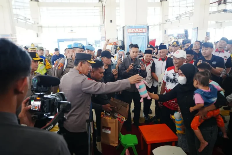 Kapolri Jenderal Pol Listyo Sigit Prabowo meninjau Stasiun Pasar Senen dan Terminal Pulo Gebang untuk memastikan kesiapsiagaan pengamanan dan keselamatan penumpang selama libur Natal 2025 dan Tahun Baru 2026. (Posnews/Ist)